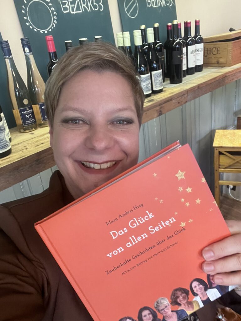 Petra Lüttge mit dem Buch "Das Glück von allen Seiten"