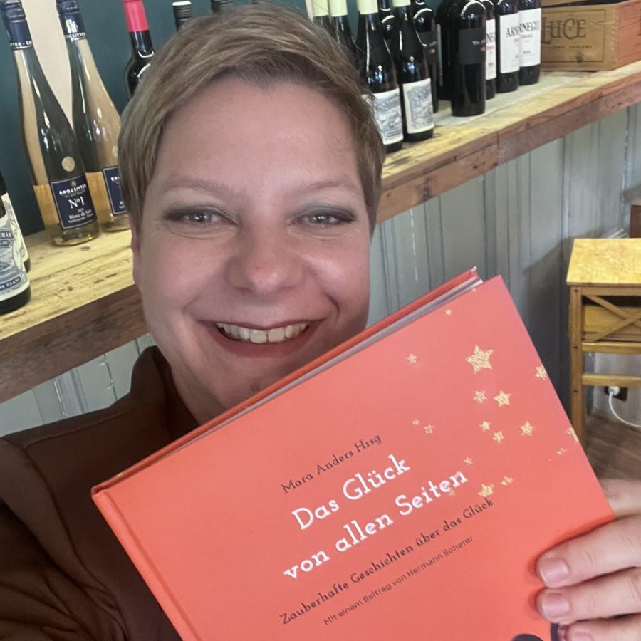Petra Lüttge mit dem Buch "Das Glück von allen Seiten"