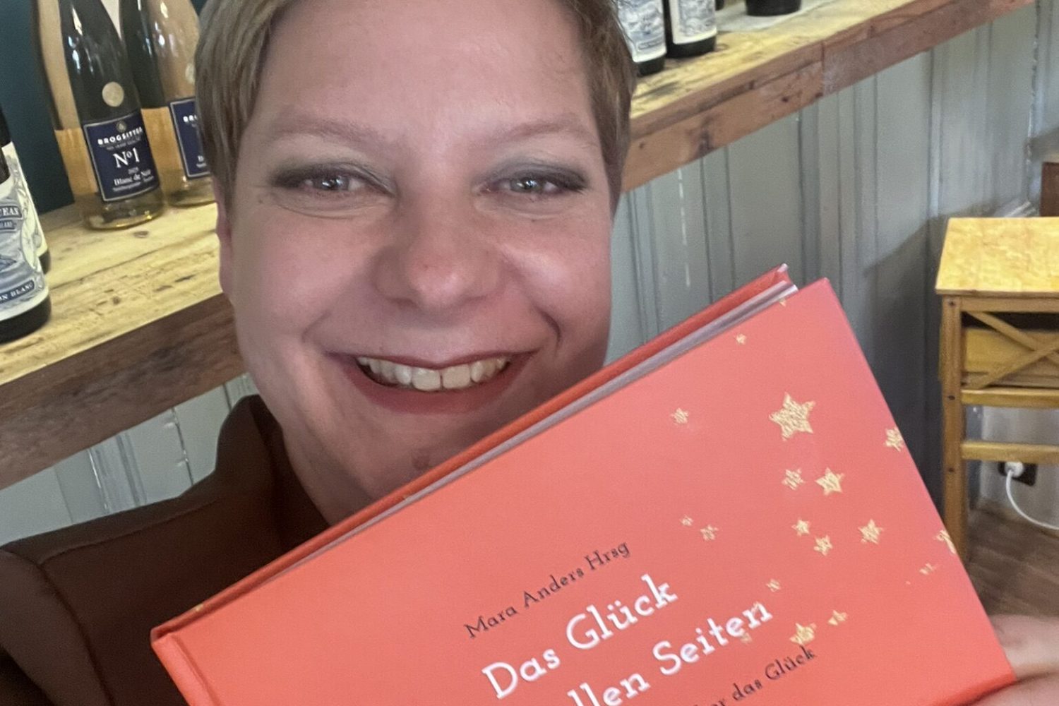 Petra Lüttge mit dem Buch "Das Glück von allen Seiten"